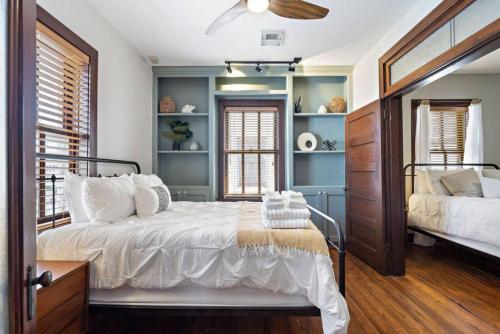 Ένα ή περισσότερα κρεβάτια σε δωμάτιο στο The perfect loft in the perfect location for everything Galveston has to offer