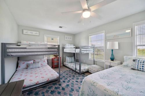 Postel nebo postele na pokoji v ubytování Cozy and charming getaway with deck, close to beach