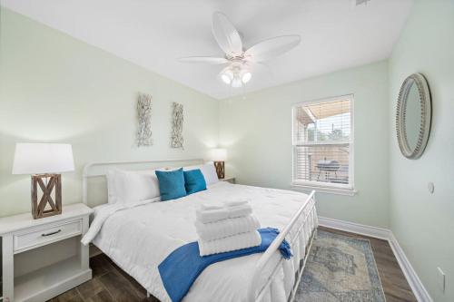 Ένα ή περισσότερα κρεβάτια σε δωμάτιο στο Island home with private pool and game room