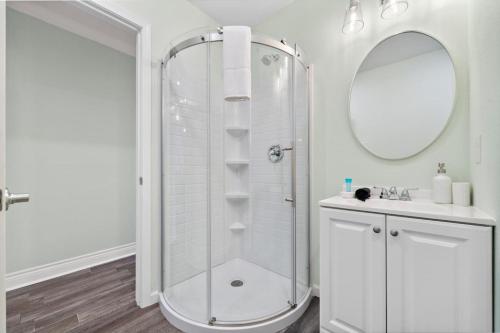 Ένα μπάνιο στο Island home with private pool and game room