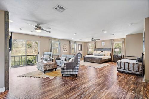 Χώρος καθιστικού στο Huge lakefront retreat with private pier, pool, game room and outdoor fire pit