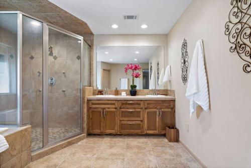 Ένα μπάνιο στο Huge lakefront retreat with private pier, pool, game room and outdoor fire pit