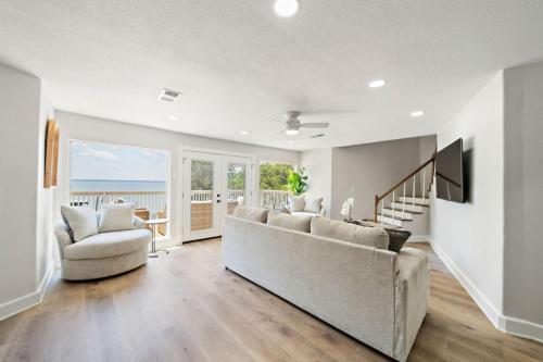 Posezení v ubytování Unique lakefront home with private pier, stunning views, and a pool