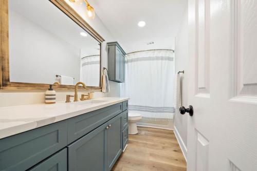 Koupelna v ubytování Unique lakefront home with private pier, stunning views, and a pool