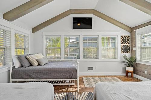 Una cama o camas en una habitación de Cute bungalow with massive deck and fire pit, walk to Kemah Boardwalk