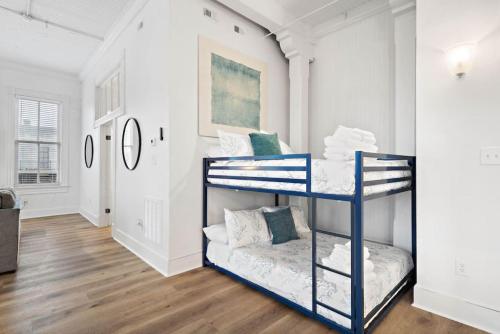 Кровать или кровати в номере Historic Loft in the Heart of Downtown Galveston