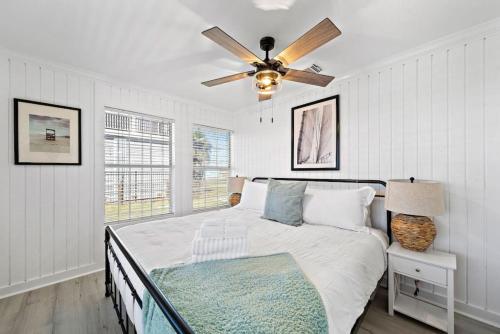 Ένα ή περισσότερα κρεβάτια σε δωμάτιο στο Bungalow with Private Pool and Close to the Beach