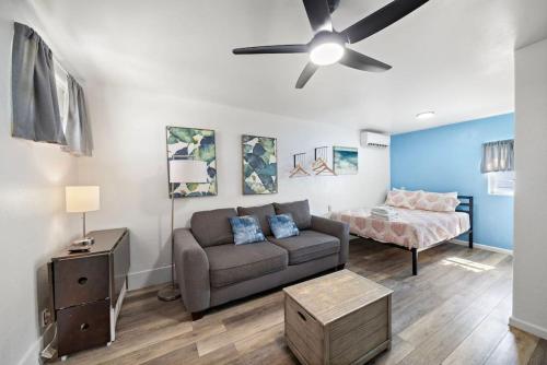 Ένα ή περισσότερα κρεβάτια σε δωμάτιο στο Studio condo near downtown and cruise terminal, across from the Seawall