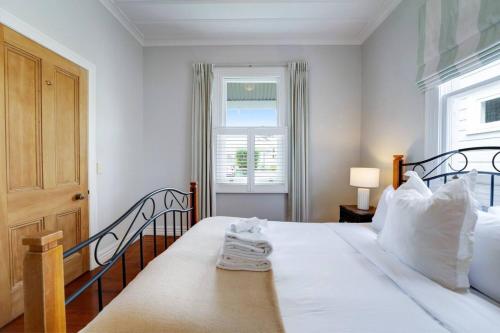 Ένα ή περισσότερα κρεβάτια σε δωμάτιο στο Best of Both Worlds Gorgeous Villa near Beaches