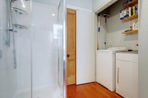 Ένα μπάνιο στο Best of Both Worlds Gorgeous Villa near Beaches