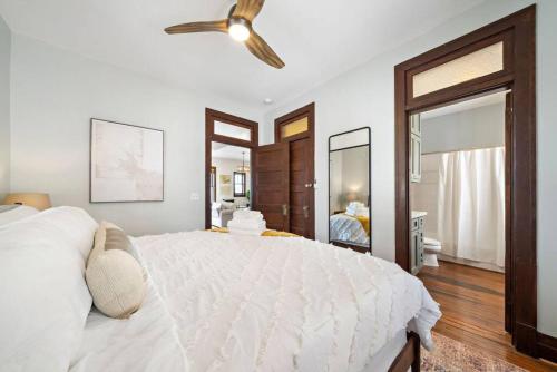 Ένα ή περισσότερα κρεβάτια σε δωμάτιο στο Stylish, historic loft in Downtown Galveston, 3 blocks to The Strand