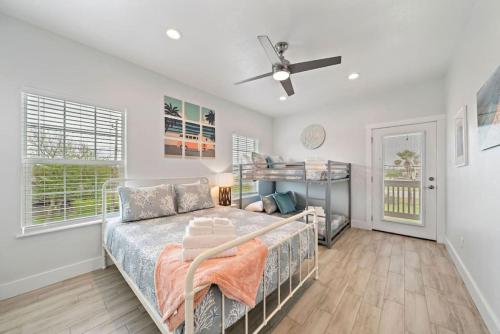 Ένα ή περισσότερα κρεβάτια σε δωμάτιο στο Gorgeous Home with Huge Private Pool and Game Room