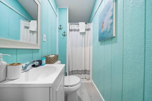 Ένα μπάνιο στο Gorgeous Home with Huge Private Pool and Game Room