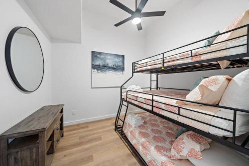 Ένα ή περισσότερα κρεβάτια σε δωμάτιο στο Spacious Loft, Close to The Strand, Port, and Beach