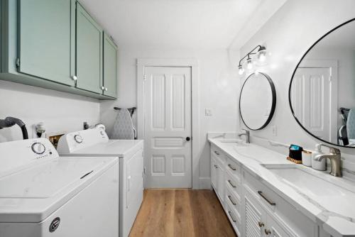 Ένα μπάνιο στο Spacious Loft, Close to The Strand, Port, and Beach