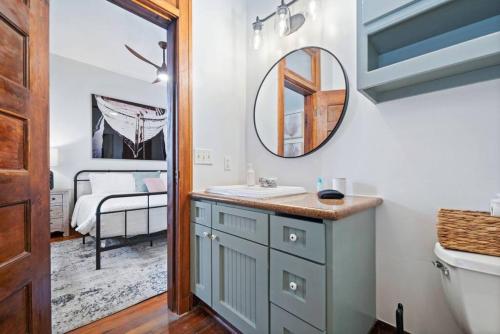 Ένα μπάνιο στο Historic, chic loft 3 blocks from The Strand in downtown Galveston