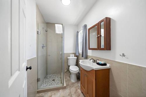 Ένα μπάνιο στο Studio condo near downtown and cruise terminal, across from the Seawall