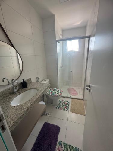 a bathroom with a sink and a toilet and a shower at Apartamento Torre Lumiar 3 quartos COP 30 e CIRIO in Belém