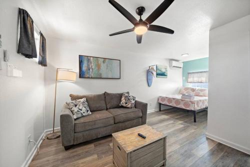 ガルベストンにあるCozy studio across the street from the seawall and close to Cruise Terminalのソファと天井ファンのあるリビングルーム