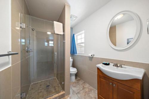 ガルベストンにあるCozy studio across the street from the seawall and close to Cruise Terminalのシャワー、洗面台、鏡を備えたバスルーム