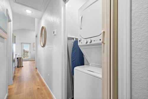 Φωτογραφία από το άλμπουμ του Spacious Home With Large Deck and Steps to the Beach σε Surfside Beach