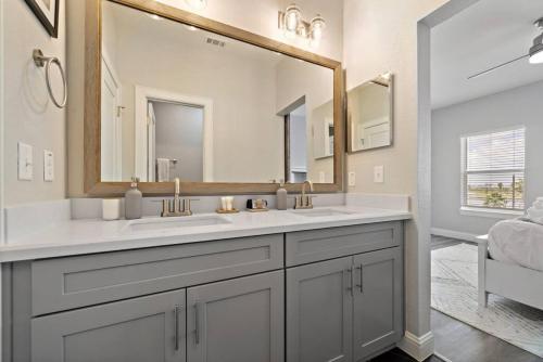 Ένα μπάνιο στο Modern Beach House with Fire Pit and Swimming Pool