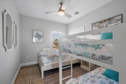 Ένα ή περισσότερα κρεβάτια σε δωμάτιο στο Modern Beach House with Fire Pit and Swimming Pool