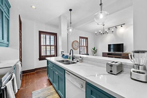 Η κουζίνα ή μικρή κουζίνα στο Historic loft in the heart of lively downtown Galveston and close to the Strand