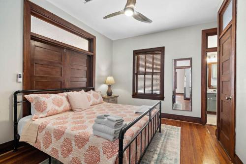 Ένα ή περισσότερα κρεβάτια σε δωμάτιο στο Historic loft in the heart of lively downtown Galveston and close to the Strand