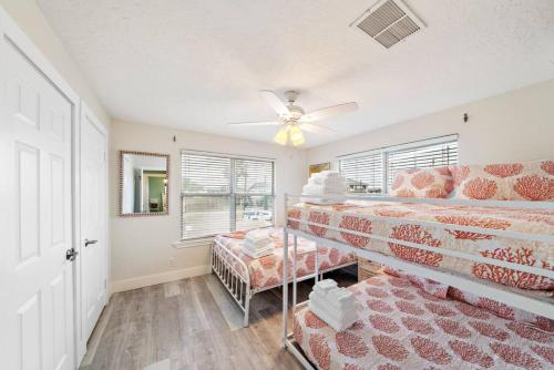 加尔维斯敦Waterfront canal with stunning pool and direct fishing access的一间带两张床和吊扇的卧室