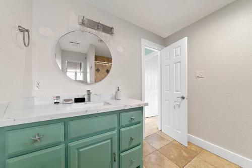 加尔维斯敦Waterfront canal with stunning pool and direct fishing access的浴室里有洗手池和镜子