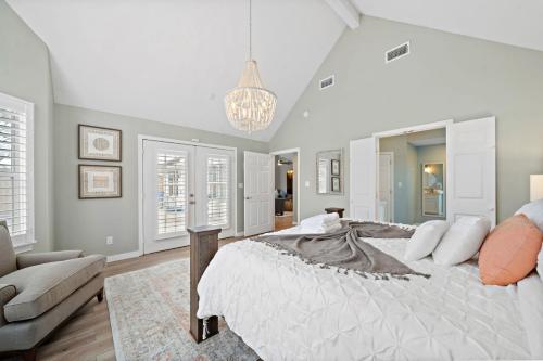 Una cama o camas en una habitación de Pool Paradise in Kemah next to Cien Park and minutes from fun at the Kemah Boardwalk