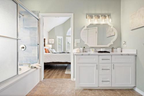 Un baño de Pool Paradise in Kemah next to Cien Park and minutes from fun at the Kemah Boardwalk