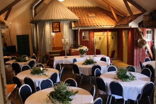 Un restaurante o sitio para comer en Krøgeneslåven Microtel