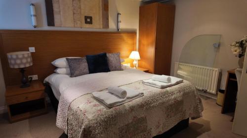 Un dormitorio con una cama con toallas. en The Fat Fox, en Pyrton