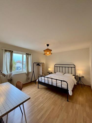 Katil atau katil-katil dalam bilik di Basic 3-BR Apartment with Balcony Access