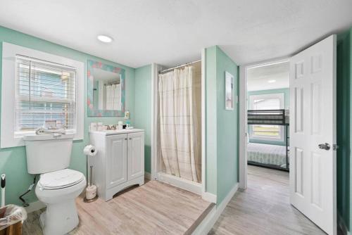 ein Badezimmer mit Toilette und Waschbecken in der Unterkunft Beach bungalow with large, wrap-around deck, close to beach in Galveston