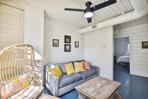 un salon avec un canapé et un ventilateur de plafond dans l'établissement Historic charmer close to all the beach and strand, à Galveston