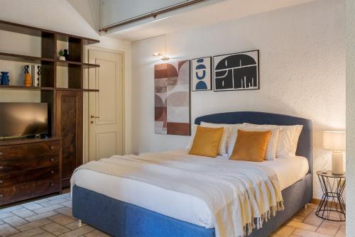 a bedroom with a large bed and a television at Studio Apartment 1 Min From Lake in Como