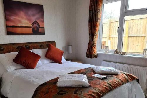 une chambre avec un lit avec deux serviettes dessus dans l'établissement 2 Bed Cabin - Sleeps 4 - Pets - 5 min to Beach, à Bridlington