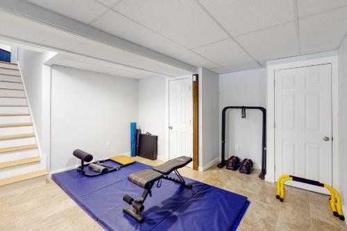 una stanza vuota con una palestra con un tapis roulant e un tapis roulant di Juniper Grove a Ogunquit