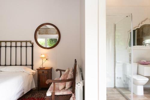 a bedroom with a bed and a mirror on the wall at VillaDonas in Gondomar