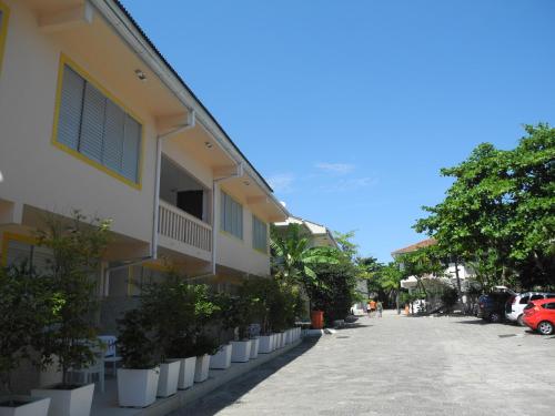 a street next to a building with potted plants at Pousada e Camping Lagoa da Conceição in Florianópolis