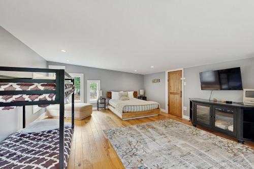 a bedroom with a bunk bed and a tv at Chasing the Slopes in North Woodstock