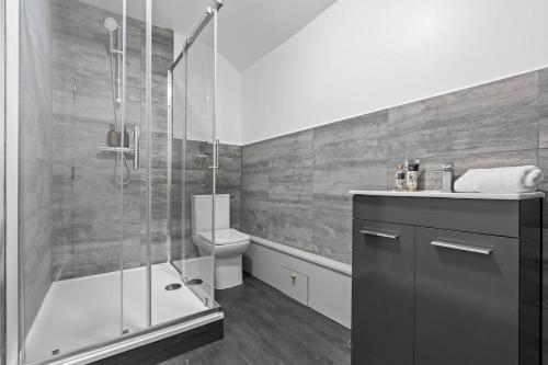 Koupelna v ubytování 5-Bedroom Contractor Home near CBS Arena