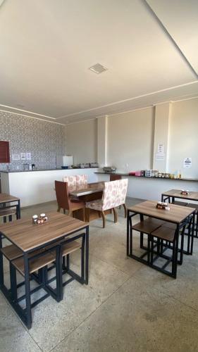 een kamer met tafels en stoelen en een keuken bij Hotel Imperial in Santa Cruz