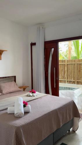 Un dormitorio con una cama grande con toallas. en Suite paradise, en Amontada