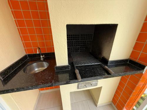 a kitchen counter with a sink and a sinkessment at Apartamento na Praia Grande Ubatuba in Ubatuba