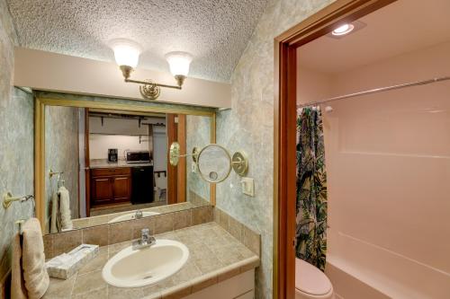 Koupelna v ubytování Steps to Otter Crest Beach Studio with Resort Perks