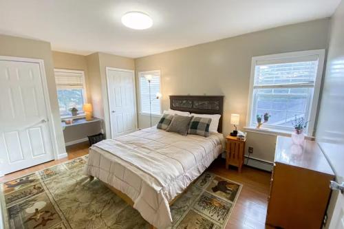 Postel nebo postele na pokoji v ubytování Pine Tree Trail Lodge